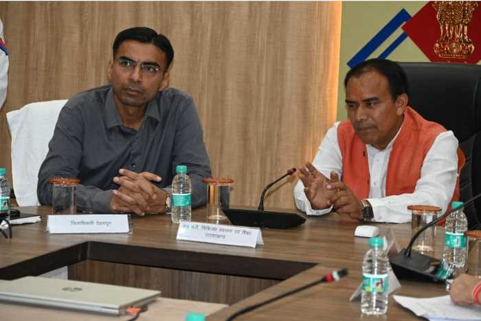 जनपद के स्कूलों के आधुनिकीकरण, स्वास्थ्य सेवाओं में सुधार तथा भिक्षावृत्ति रोकथाम हेतु डीएम बसंल के प्रयास सराहनीयः धन सिंह रावत