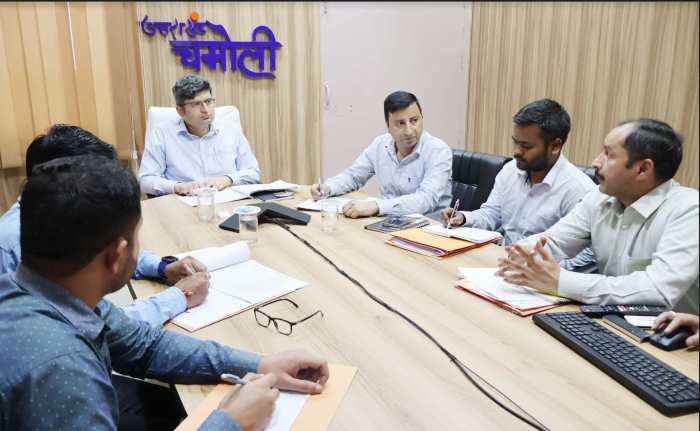 चमोली: जहां गांव की सड़क बंद है वहां घोडे-खच्चर से पहुंचाया जाए राशन, जिलाधिकारी ने दिए निर्देश