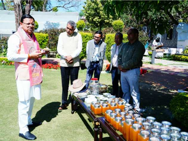 मुख्यमंत्री ने बी-कीपिंग कार्य को पायलट प्रोजेक्ट के रूप में लेते हुए शहद महोत्सव आयोजित करने के लिए उद्यान विभाग को निर्देश दिये